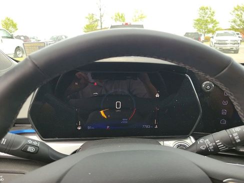 Used 2025 Chevrolet Trax LT w/ Sunroof Package image 18