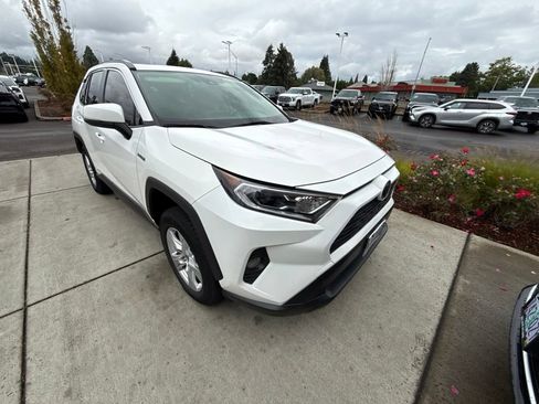Used 2021 Toyota RAV4 XLE w/ Convenience Package AWD/4WD image 3