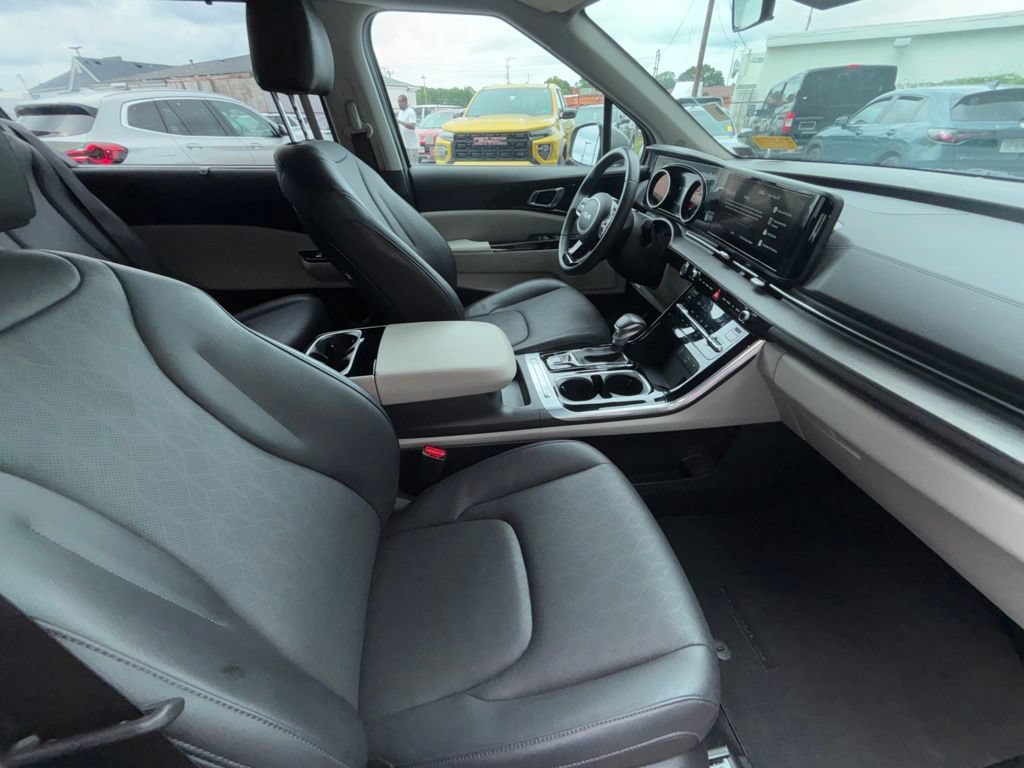 Used 2024 Kia Carnival EX FWD image 24