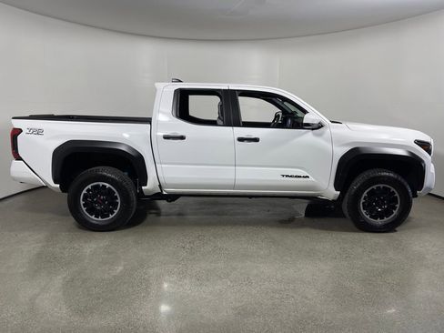 Certified 2025 Toyota Tacoma TRD Off-Road image 2