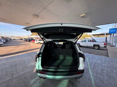 Used 2025 Chevrolet Traverse LT image 9