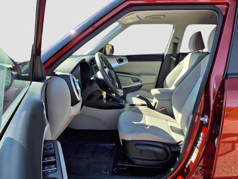 Used 2025 Kia Soul LX w/ LX Technology Package FWD image 32