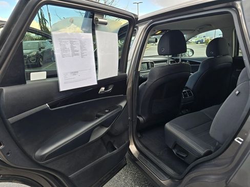 Used 2019 Kia Sorento LX image 9