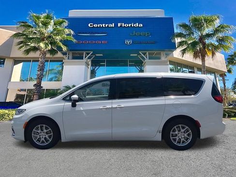 Used 2023 Chrysler Pacifica Touring-L FWD image 8