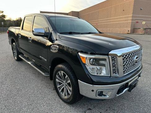 Used 2017 Nissan Titan SL image 3