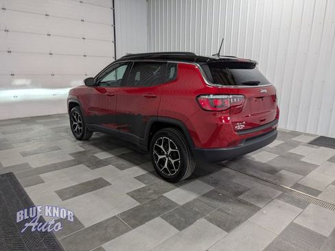 Used 2025 Jeep Compass Limited AWD/4WD image 2
