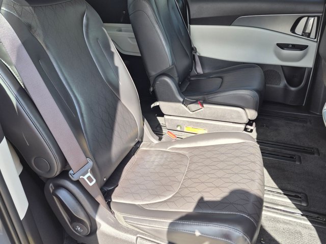 Used 2023 Kia Carnival LX FWD image 18