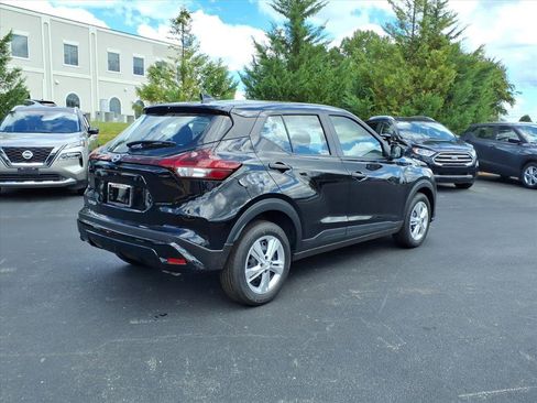 New 2025 Nissan Kicks Play S image 3