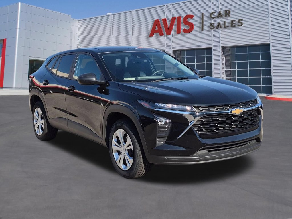 Used 2025 Chevrolet Trax LS FWD image 3