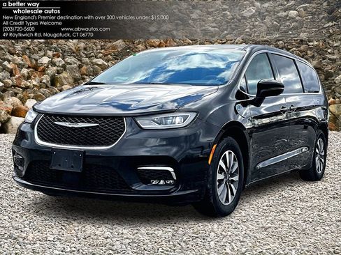 Used 2023 Chrysler Pacifica Touring-L image 1