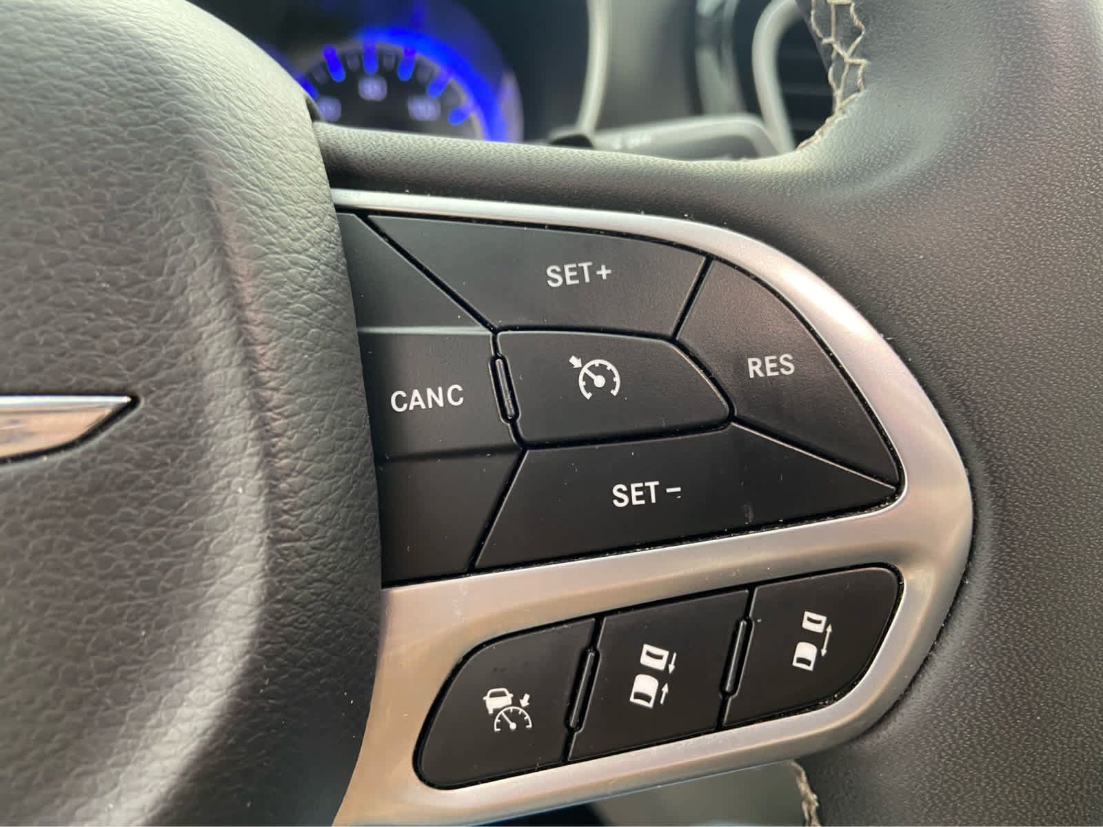 Used 2024 Chrysler Pacifica Touring-L FWD image 24