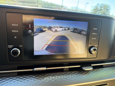 Used 2024 Kia Carnival LX image 6