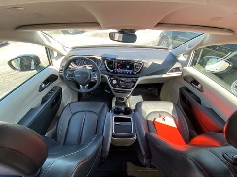 Used 2024 Chrysler Pacifica Touring-L FWD image 21