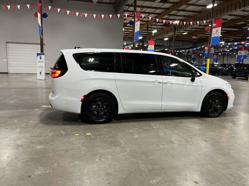 Used 2024 Chrysler Pacifica Select image 6