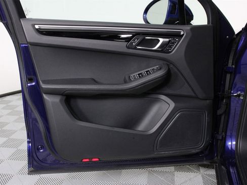 Used 2023 Porsche Macan image 20