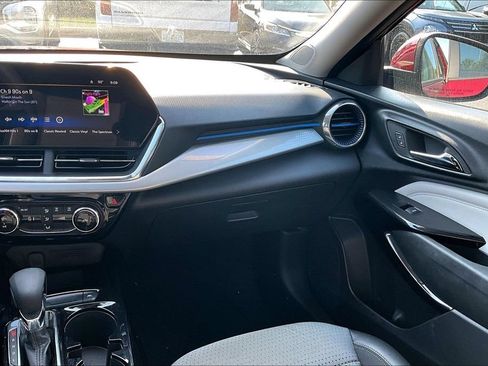 Used 2025 Chevrolet Trax LT FWD image 26