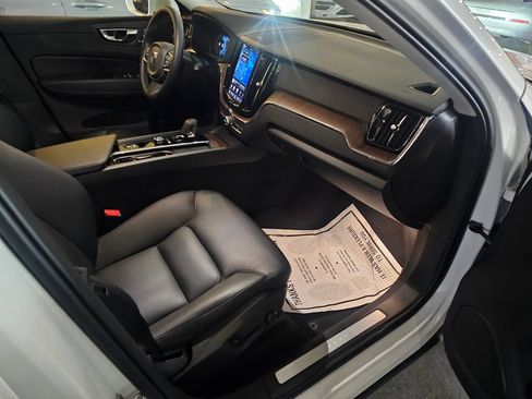 Certified 2022 Volvo XC60 B5 Momentum w/ Climate Package AWD/4WD image 10