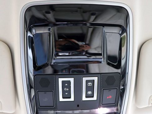 Used 2017 Land Rover Range Rover HSE image 39