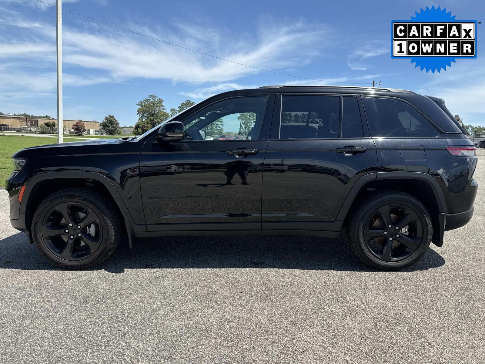 Used 2023 Jeep Grand Cherokee Altitude AWD/4WD image 7