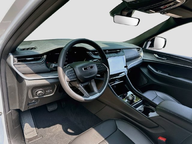 New 2026 Jeep Grand Cherokee Limited w/ Limited Altitude Package AWD/4WD image 9
