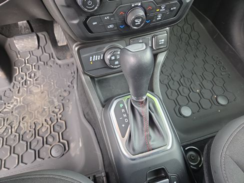 Certified 2023 Jeep Renegade Trailhawk AWD/4WD image 28