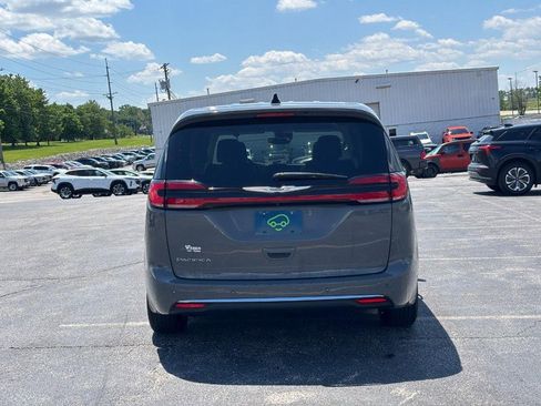 Used 2023 Chrysler Pacifica Touring-L FWD image 4