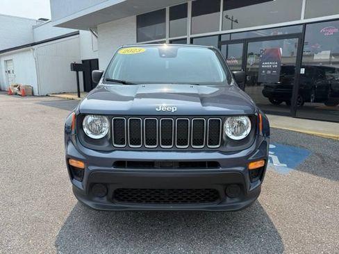 Used 2023 Jeep Renegade Latitude AWD/4WD image 6