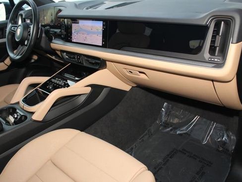 Certified 2025 Porsche Cayenne image 28