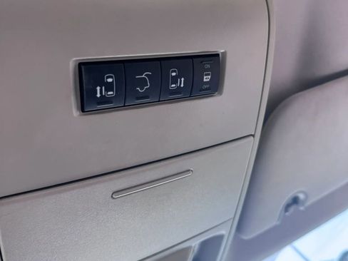 Used 2015 Chrysler Town & Country Limited FWD image 24
