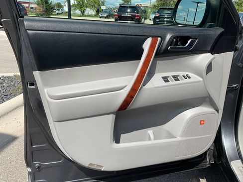 Used 2013 Toyota Highlander Limited AWD/4WD image 28