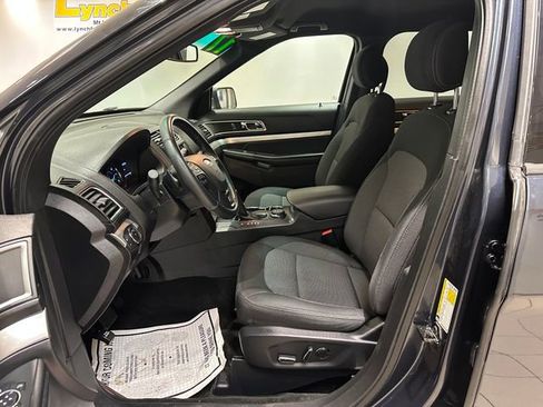 Used 2017 Ford Explorer XLT w/ Equipment Group 201A AWD/4WD image 6