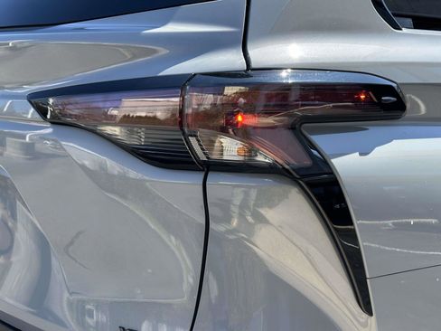 Used 2025 Toyota Sienna XLE Woodland Edition image 12