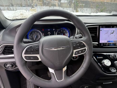 Used 2025 Chrysler Pacifica Select image 25