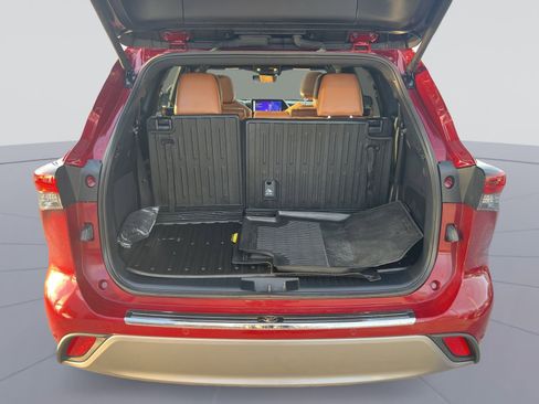 Used 2024 Toyota Highlander Platinum image 26