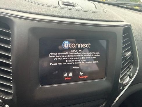 Used 2019 Jeep Cherokee Latitude Plus FWD image 18