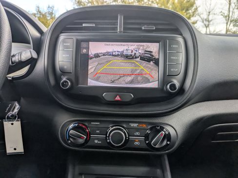 Used 2023 Kia Soul LX w/ LX Technology Package image 15