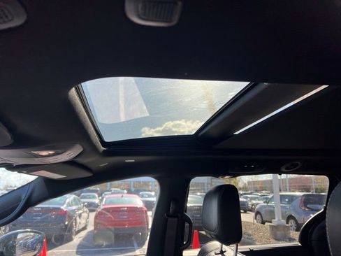 Used 2025 Chrysler Pacifica Limited image 26