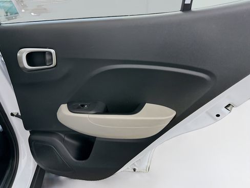 Used 2025 Hyundai Venue SEL image 31