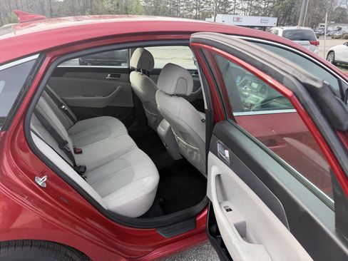 Used 2017 Hyundai Sonata SE w/ Cargo Package image 17