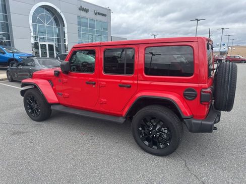 Used 2025 Jeep Wrangler Unlimited Sahara image 11