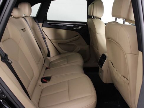 Used 2025 Porsche Macan image 32