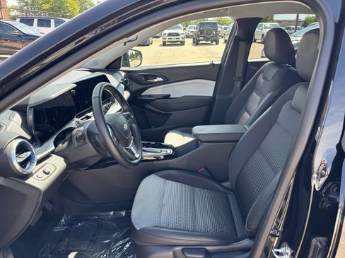 Used 2025 Chevrolet Trax LT w/ LT Convenience Package FWD image 25