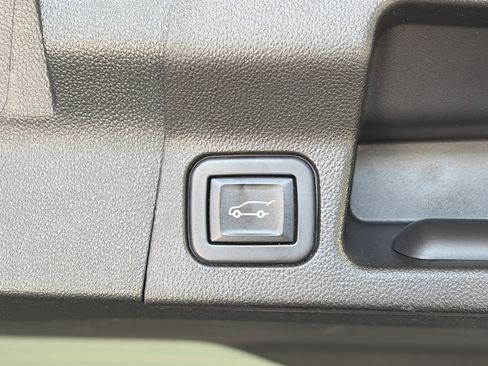 Used 2023 GMC Acadia SLT w/ Technology Package AWD/4WD image 16