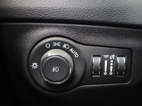 Used 2019 Jeep Compass Latitude FWD image 34
