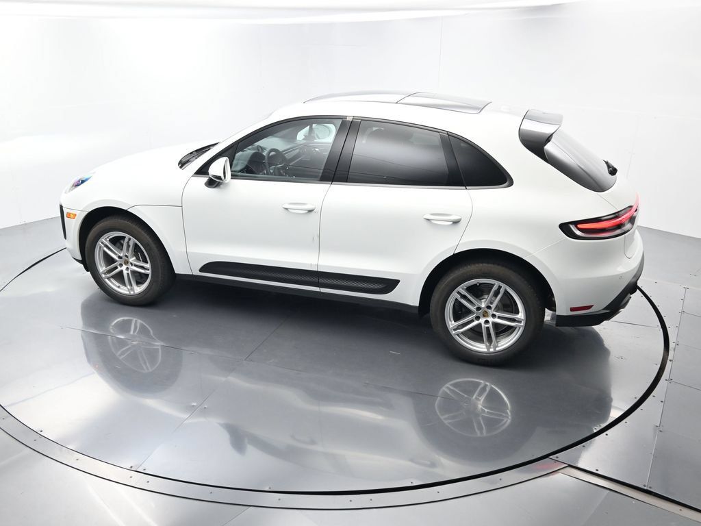Certified 2025 Porsche Macan AWD/4WD image 33