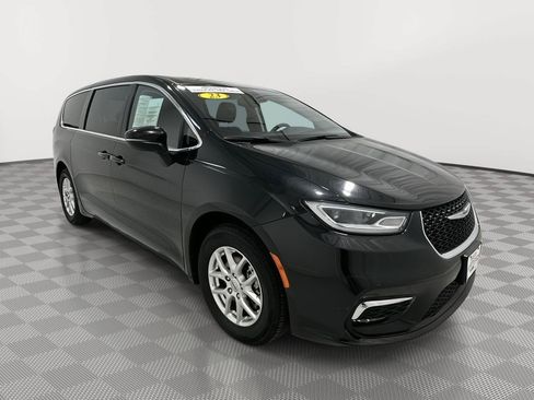 Used 2023 Chrysler Pacifica Touring-L FWD image 7