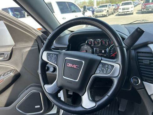 Used 2019 GMC Yukon XL SLT w/ Premium Edition image 8
