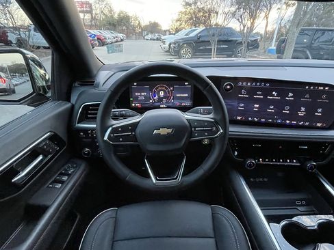 Used 2025 Chevrolet Suburban Premier image 12