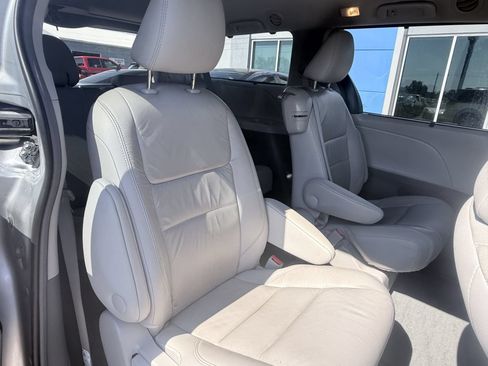 Used 2017 Toyota Sienna XLE w/ XLE Navigation Package FWD image 14