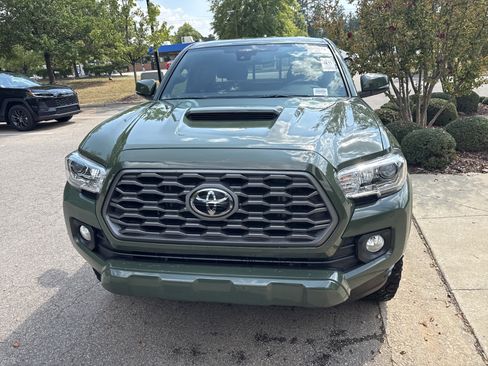 Used 2022 Toyota Tacoma TRD Sport w/ TRD Premium Sport Package AWD/4WD image 37